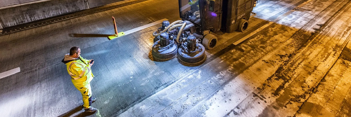 Betongslipning inom infrastruktur med industrislipmaskin