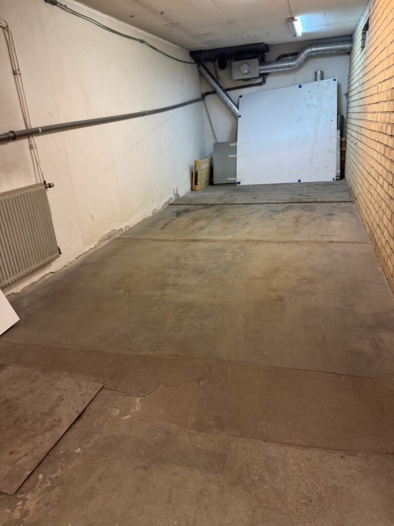 Befintligt betonggolv före renovering med Mapefloor Parking System