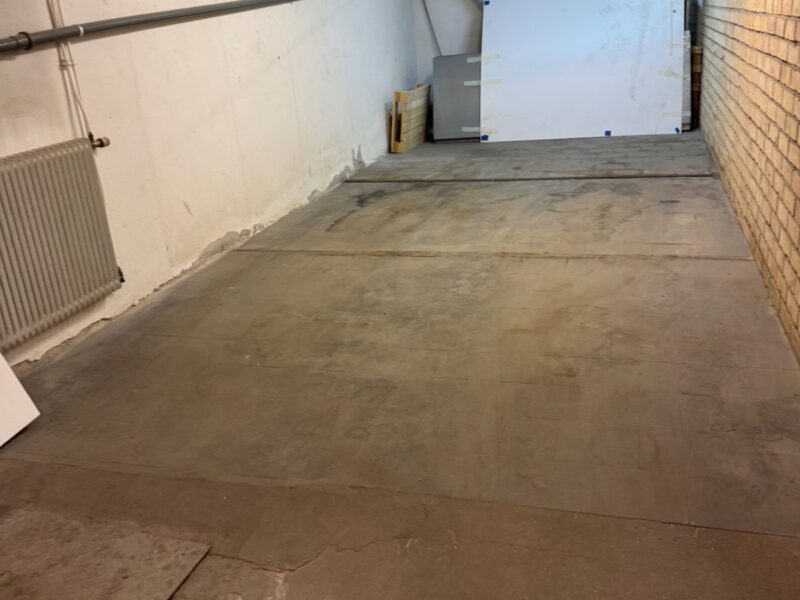 01-mapefloor-parking-system-fore-arbete Målning av betonggolv före renovering