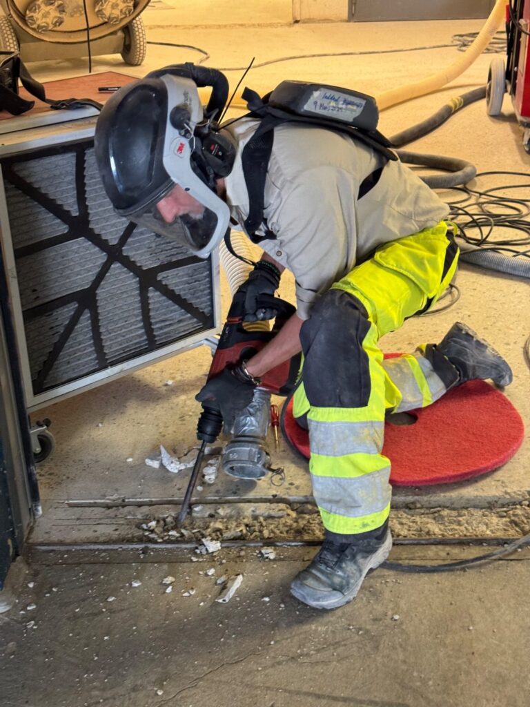 Reparation av skadat betonggolv inför Mapefloor Parking System