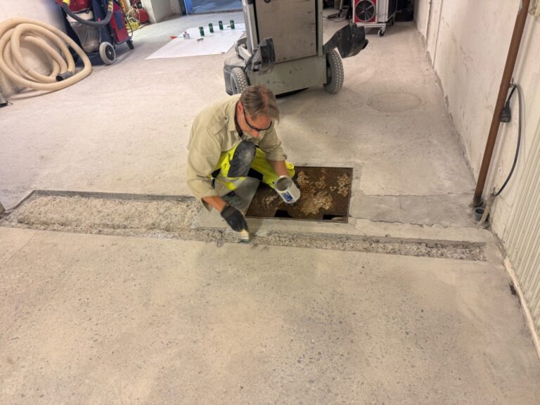 Ursågning av skadat betonggolv inför reparation med Mapei-produkter
