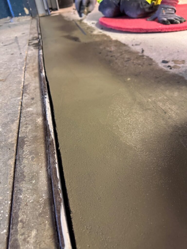 Reparation av betonggolv med Mapei Mapefill N-LH reparationsbruk