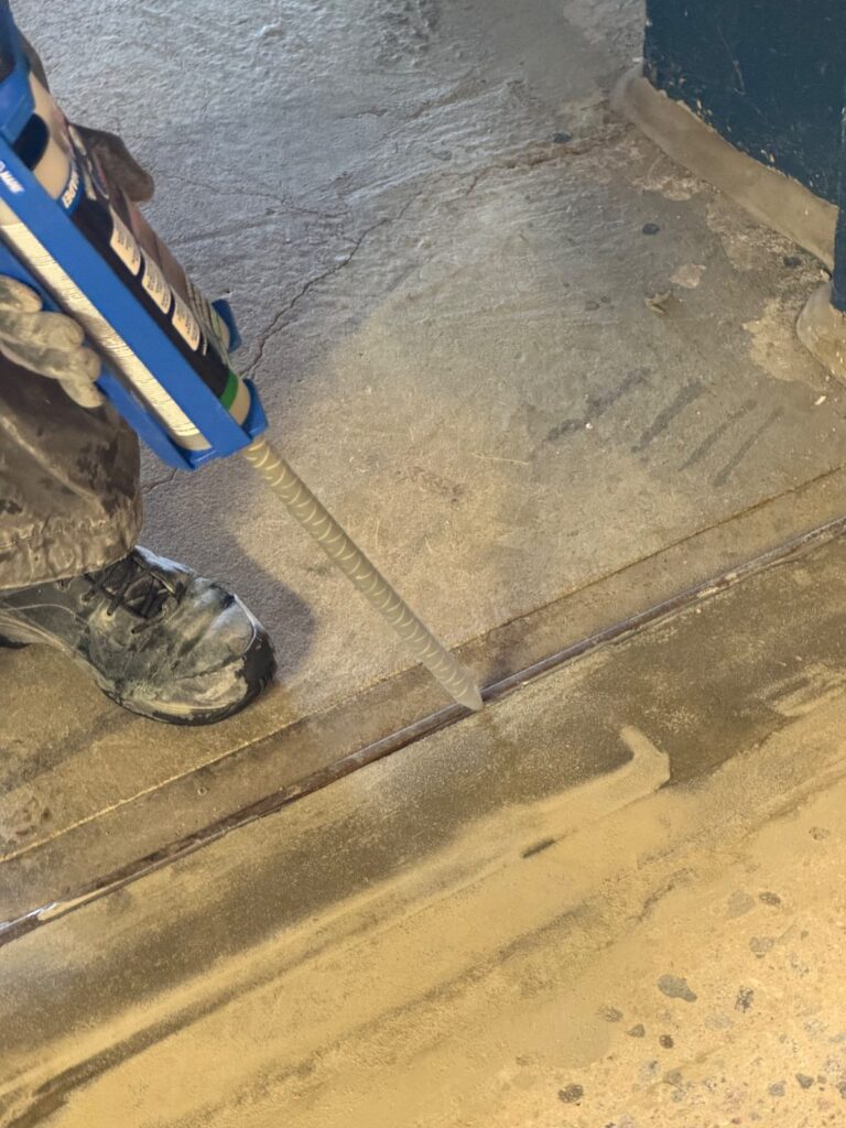 Återställning av rörelsefog i betonggolv med Mapei Mapeflex Xpress 80/400