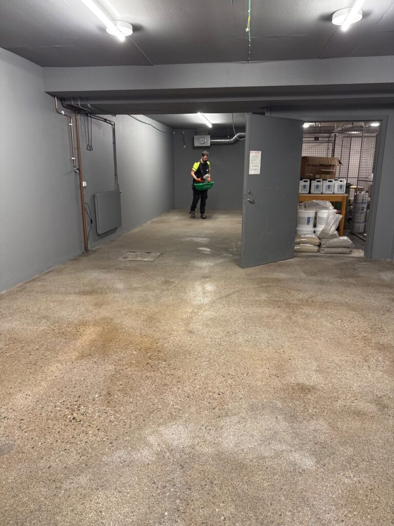 Epoxigrundning och sandavströning av betonggolv inför Mapefloor-beläggning