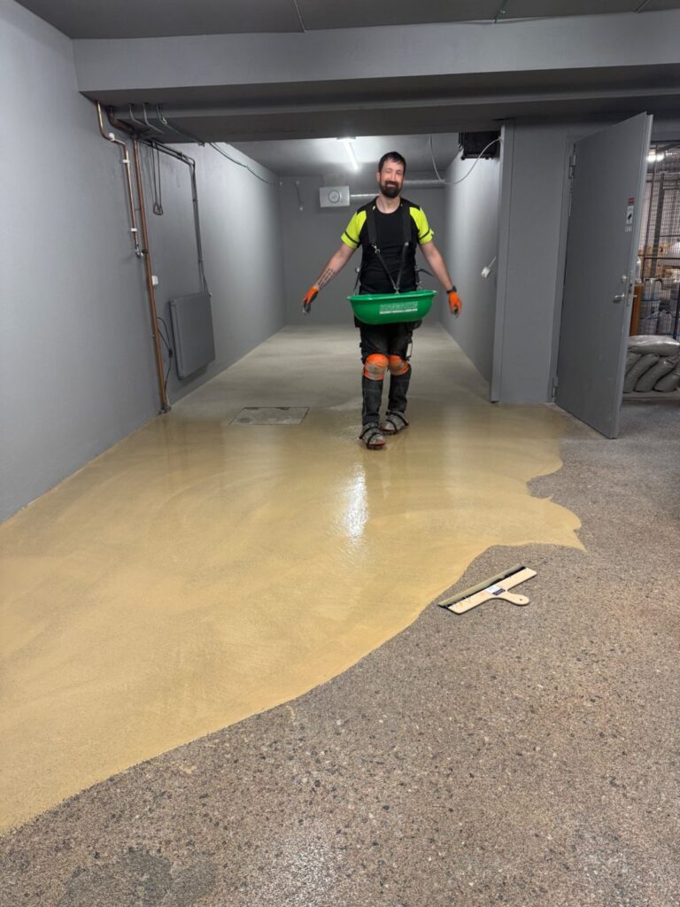 Applicering av Mapefloor PU Flexibinder på betonggolv