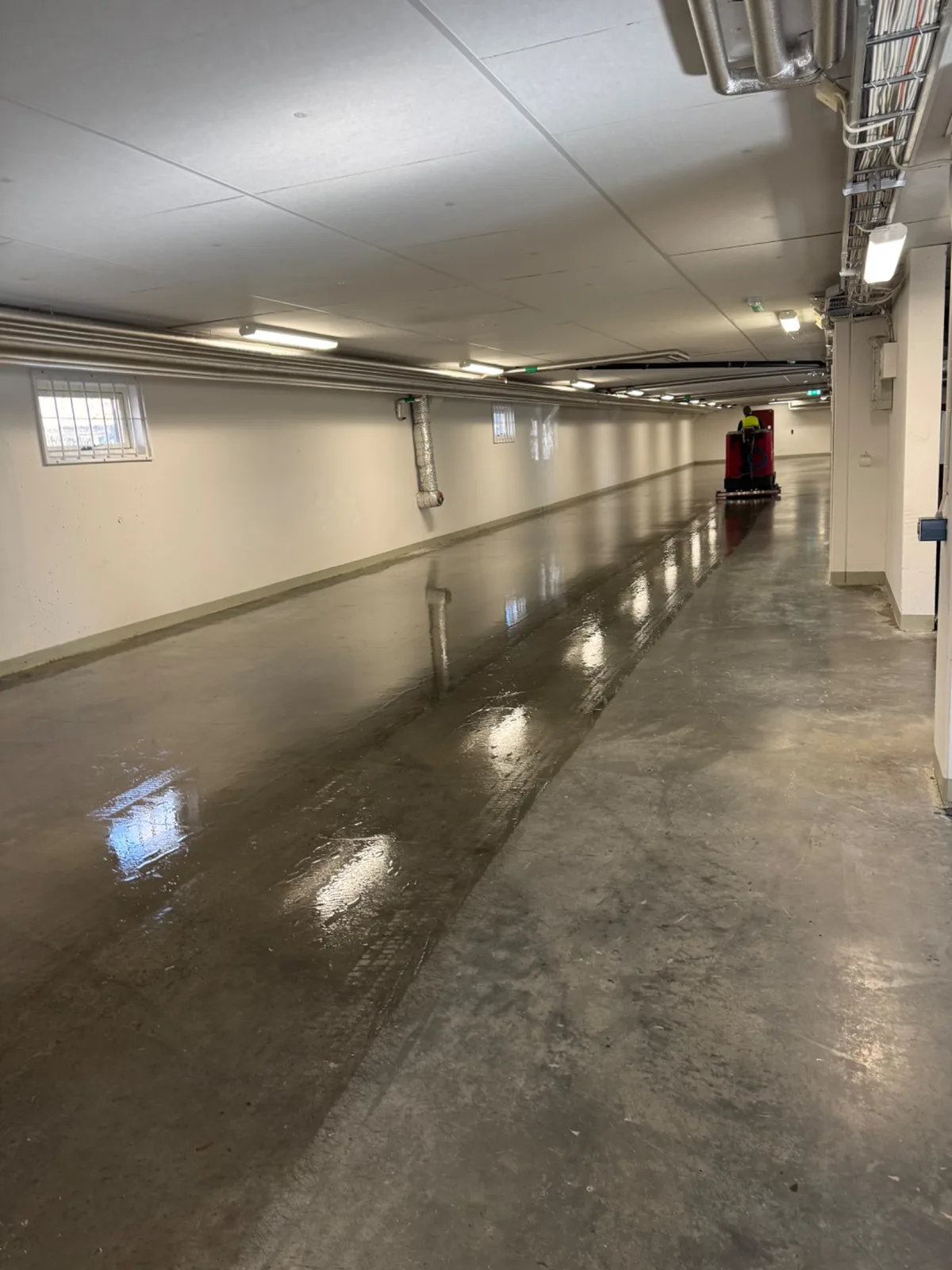 Resultat efter grovrengöring av betonggolv i BRF-garage i Årsta, Stockholm