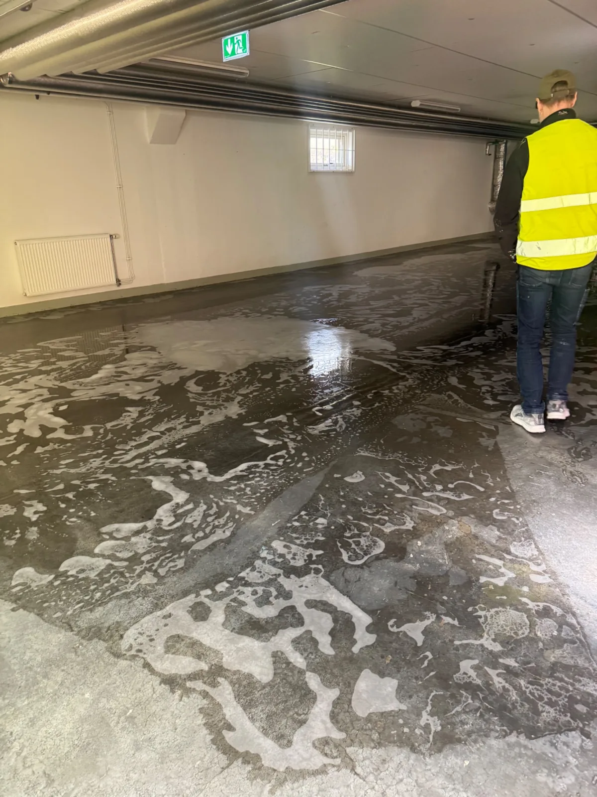 Maskinell rengöring av betonggolv i BRF-garage i Årsta, Stockholm