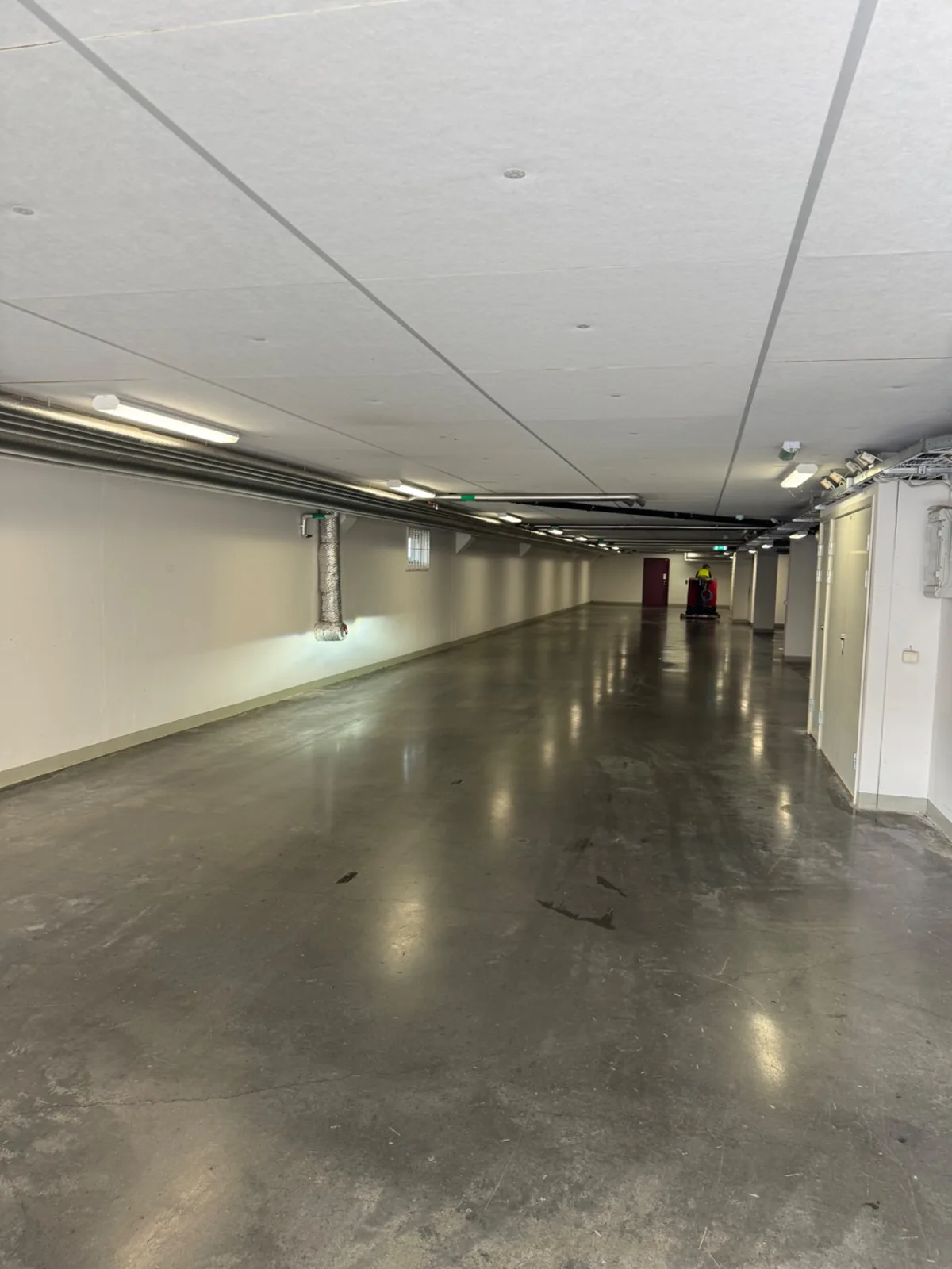 Grovrengöring av betonggolv i BRF-garage i Årsta, Stockholm med Factory Cat XR