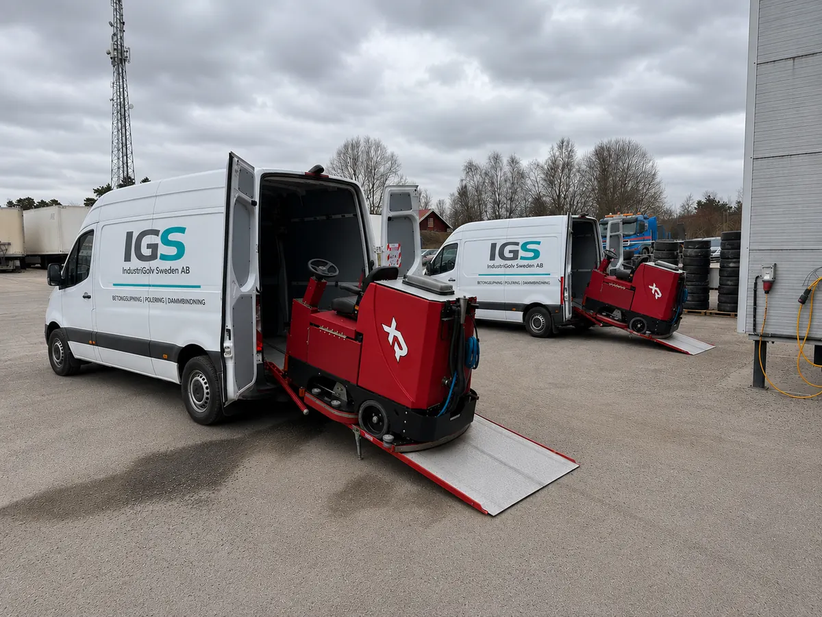 IGS maskinpark med två XR skurmaskiner och servicebilar