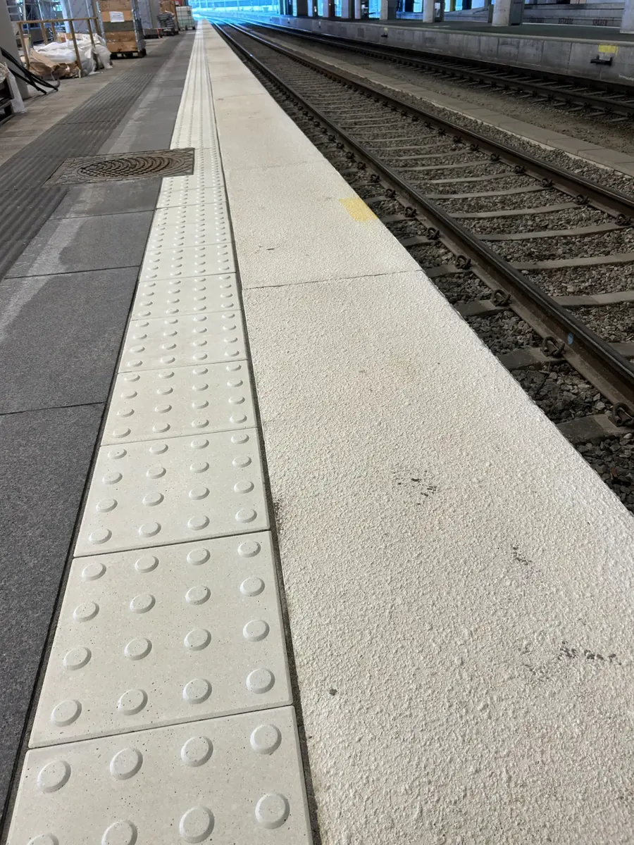 Rengjord marksten på tågperrong vid T-Centralen i Stockholm