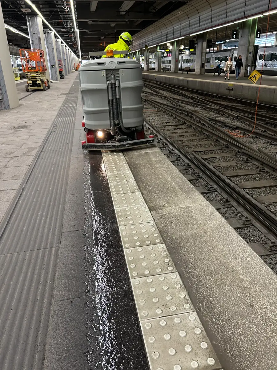 Rengöring av marksten med diamantborstar på T-Centralen i Stockholm