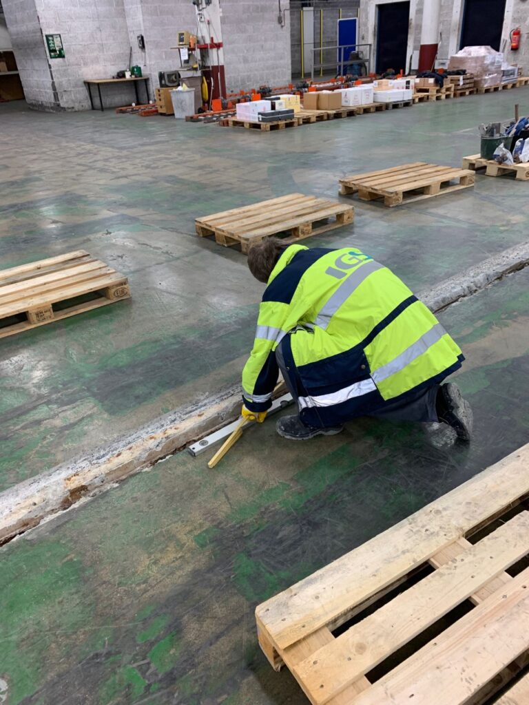Position för FloorBridge mäts ut på industrigolvet