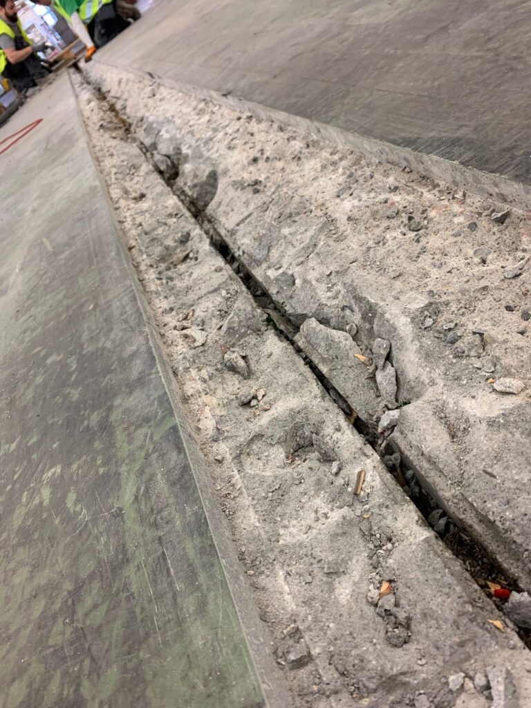Raka kanter sågas i betonggolvet inför installation av FloorBridge