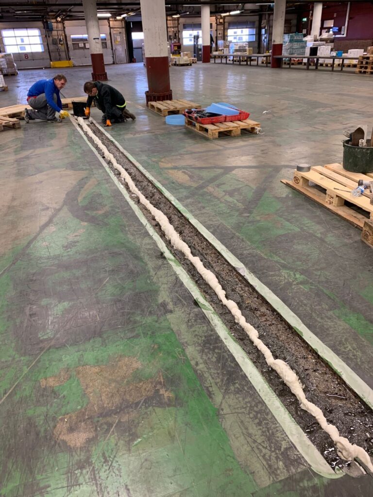 Epoxiprimer appliceras på betongytan