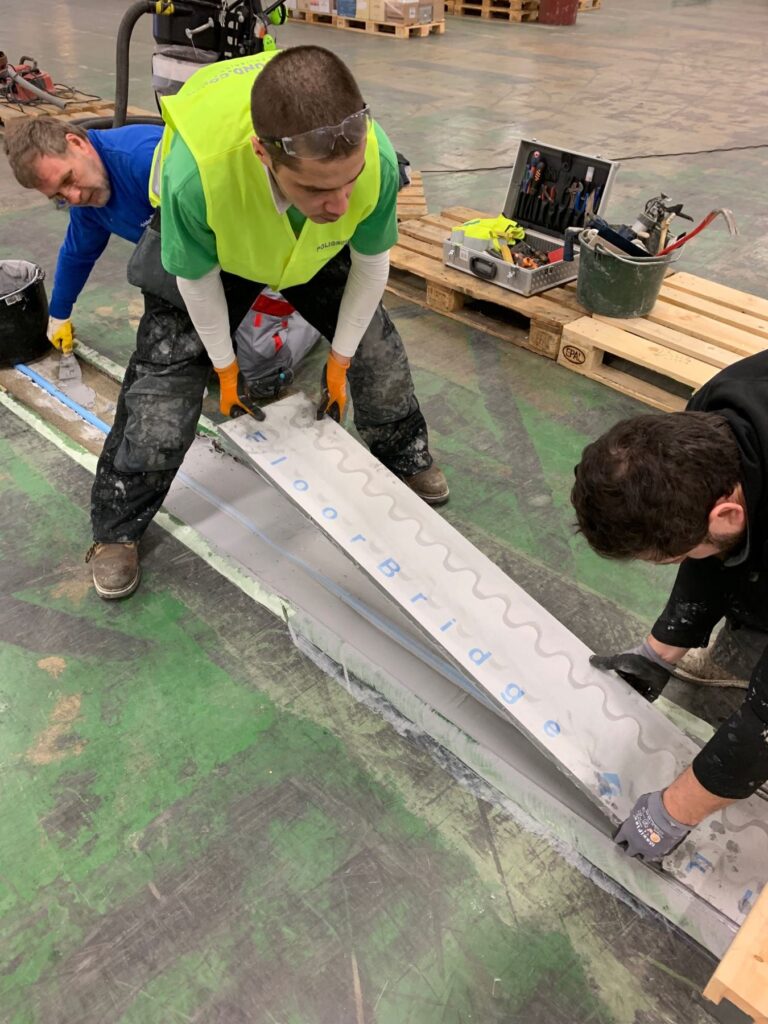 FloorBridge paneler monteras över rörelsefogen
