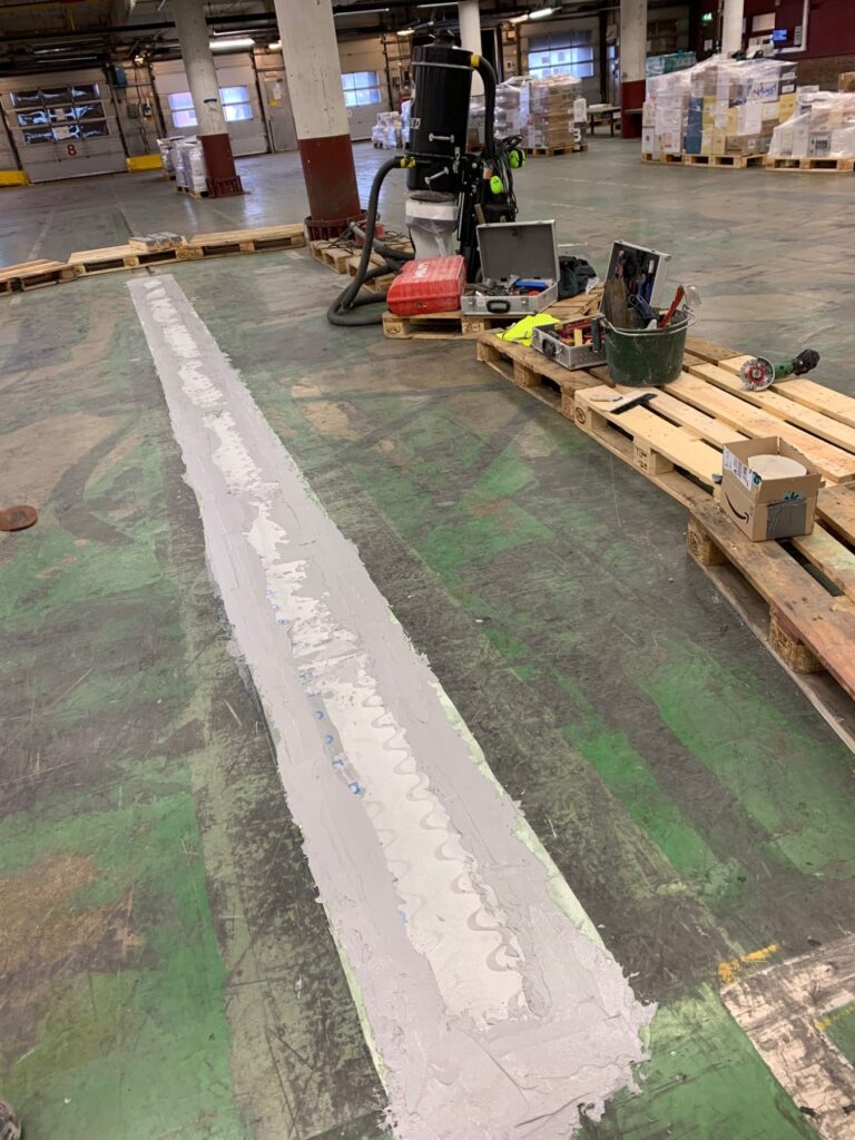 FloorBridge panelerna fogas in mot betonggolvet