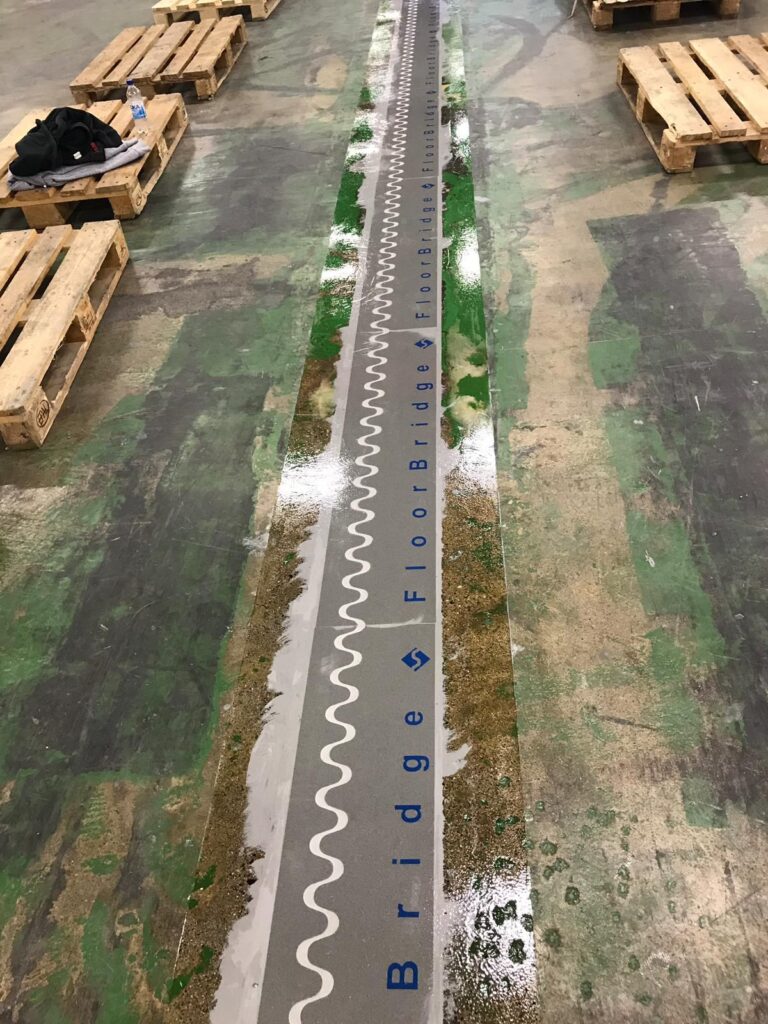 Färdig FloorBridge installation på industrigolv