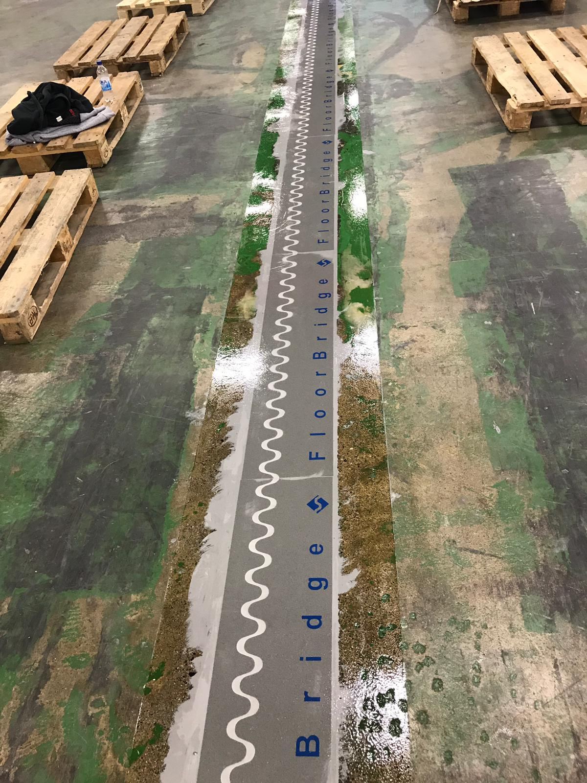 Färdig FloorBridge installation på industrigolv