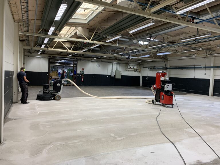 Rivning av golvbeläggning från betonggolv med diamantslipning