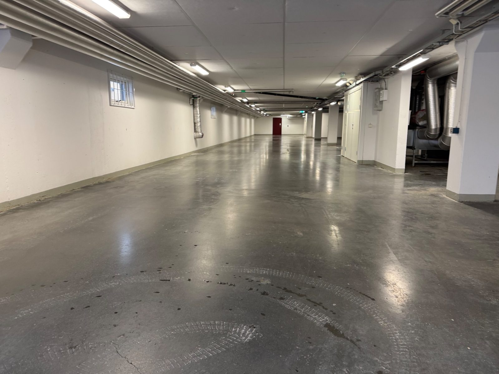 Färdigt betonggolv behandlat med Ashford Formula i BRF Årstas garage