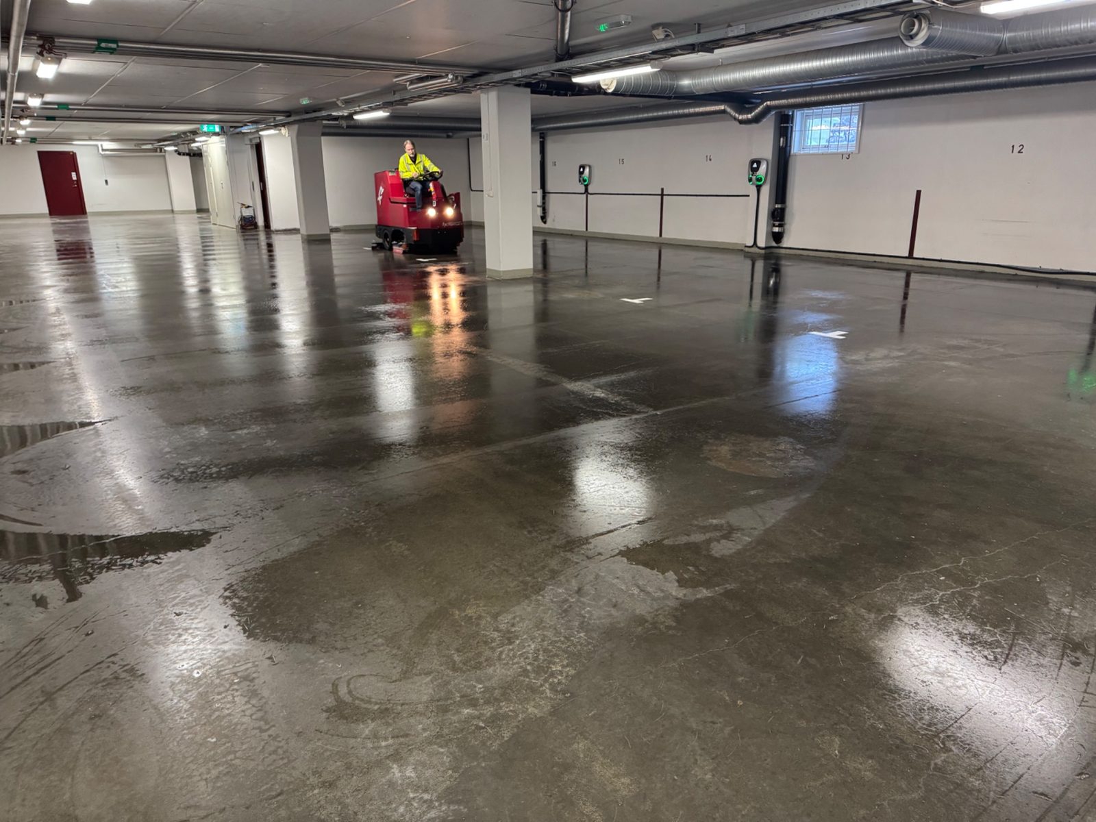 Applicering av Ashford Formula med skurgolvsmaskin i BRF Årstas garage