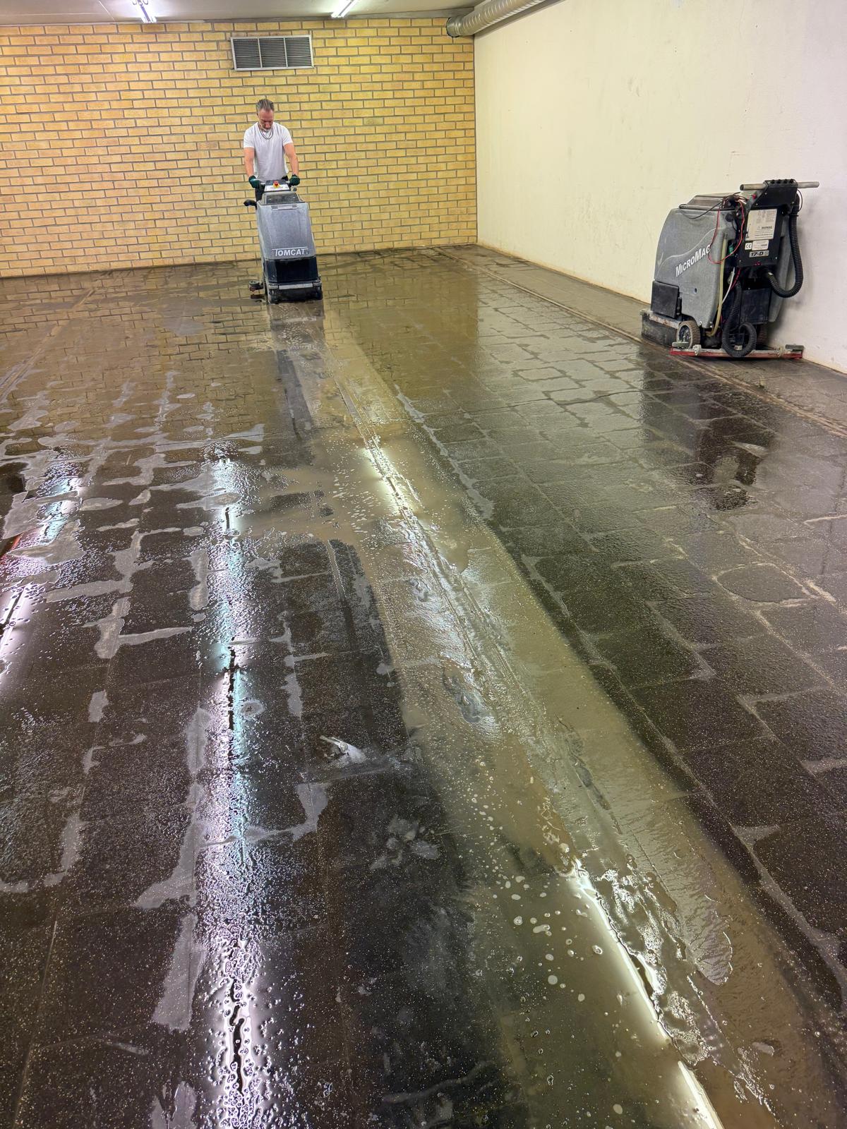 Renovering av asfaltplattor genom slipning och polering