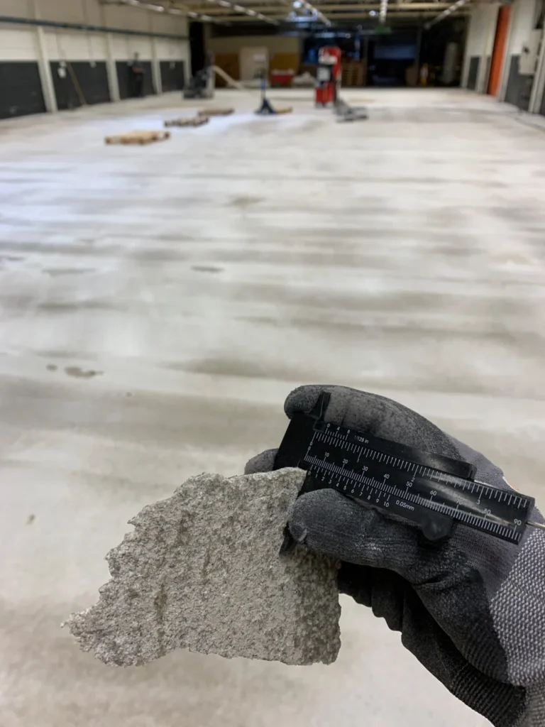 3–5 mm golvbeläggning avlägsnad från betonggolv