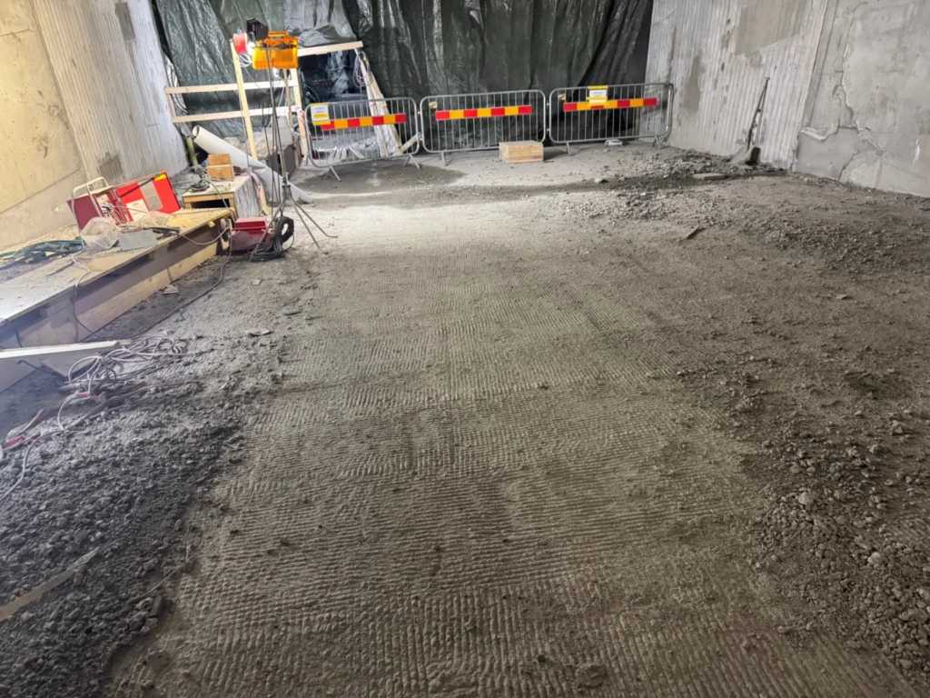 Betongyta före slipning i infrastrukturprojekt