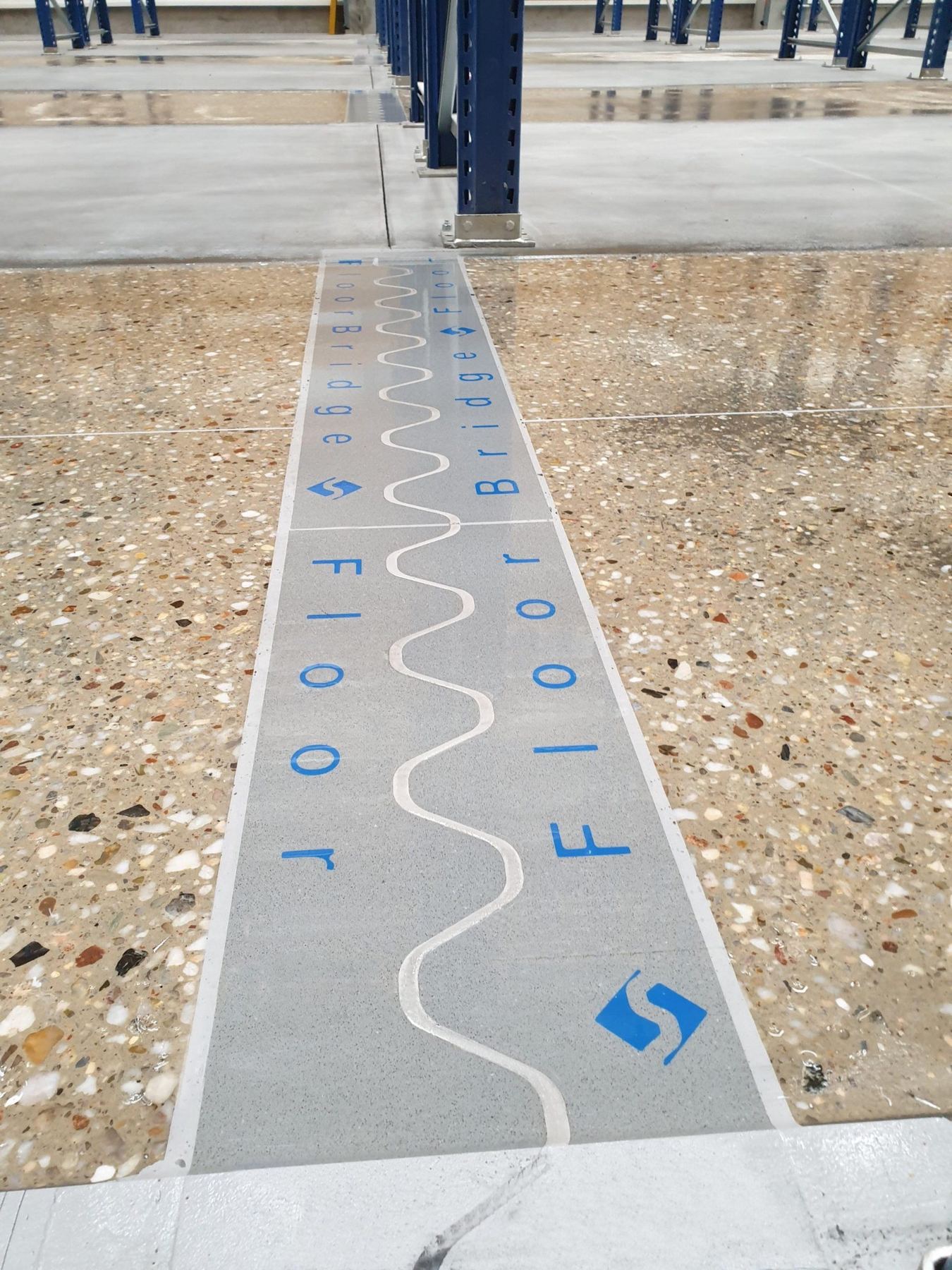 FloorBridge ST 20/30 fogpanel monterad i industrigolv