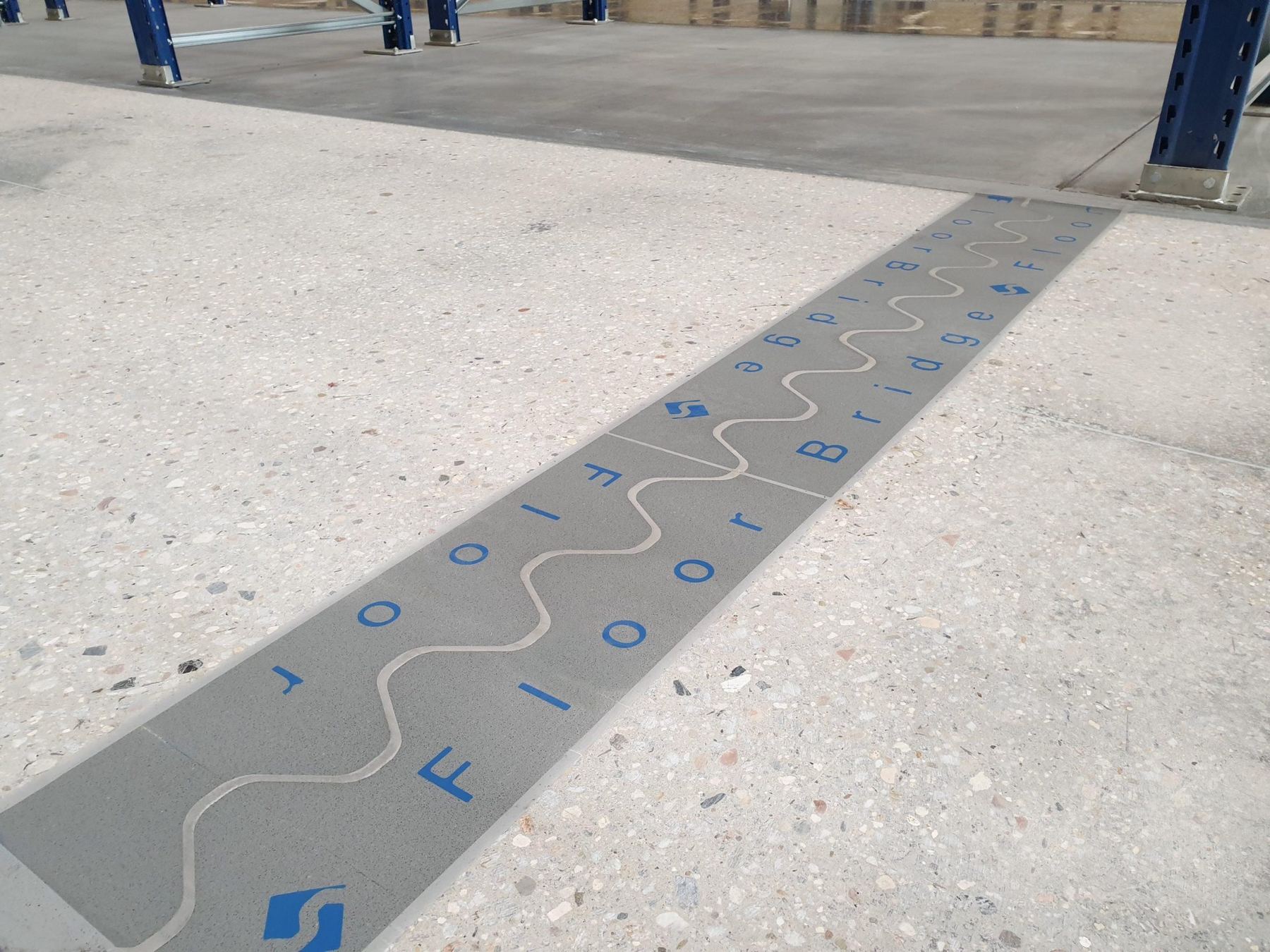 FloorBridge ST 20/30 rörelsefog installerad i industrigolv