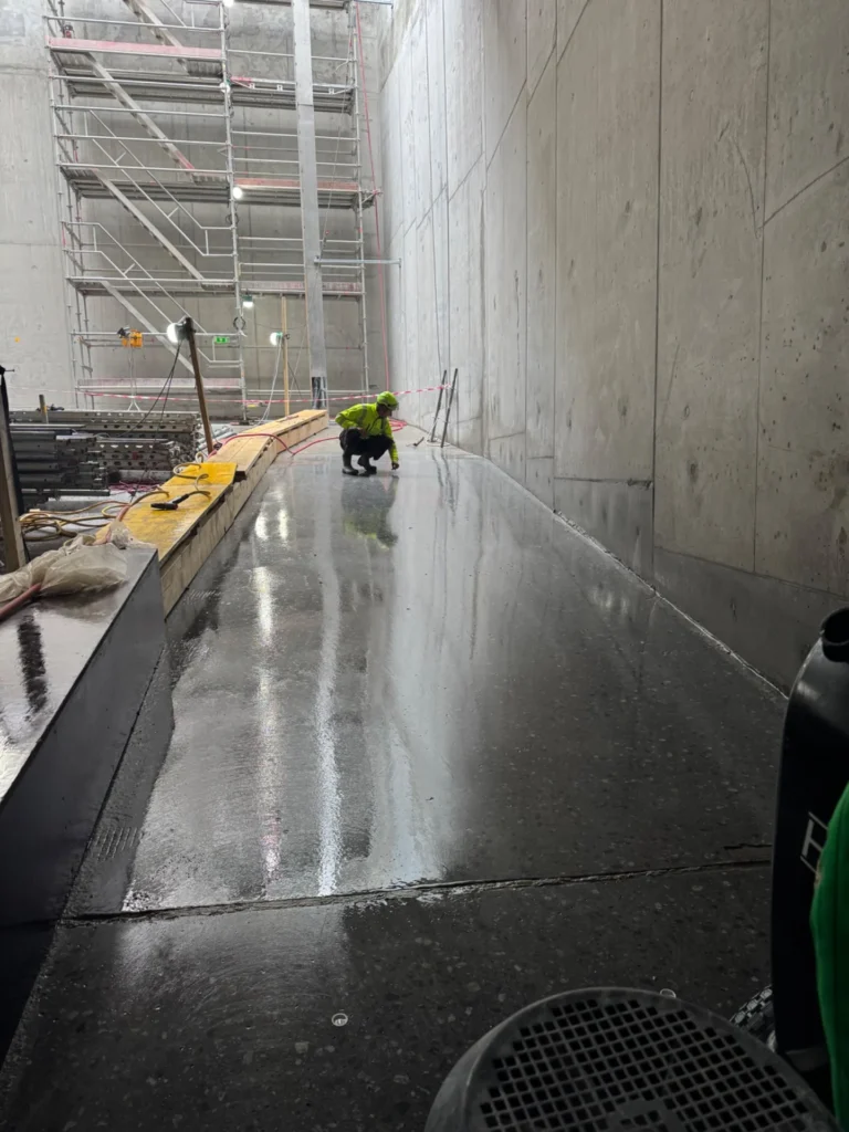 Kontroll av slipad betongyta under arbetet