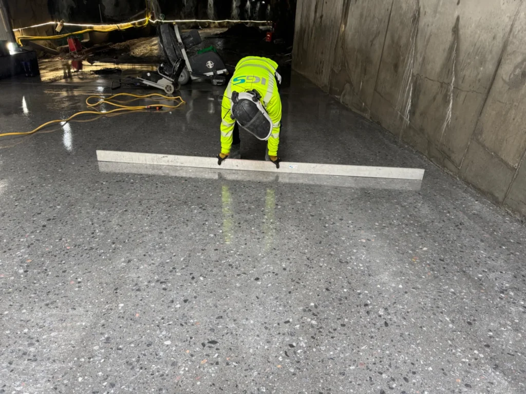 Planhetskontroll av slipat betonggolv med rätskiva