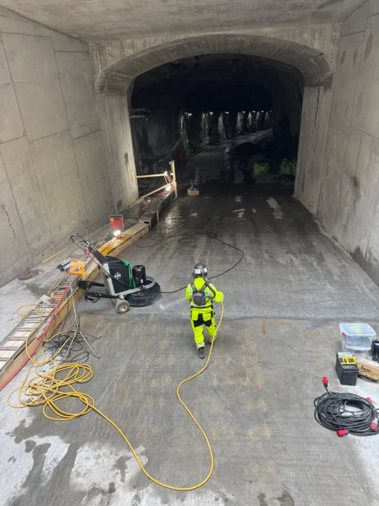 Slipning av betonggolv i ventilationsschakt vid Förbifart Stockholm