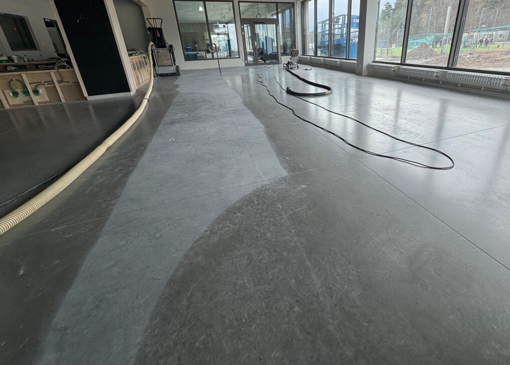 Finslipning av betonghud – borttagning av kalkavfällningar Lätt finslipning av betonghuden för att avlägsna kalkavfällningar