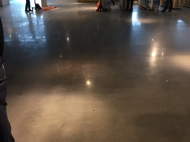 Polerat betonggolv på IKEA Enebyängen efter borttagning av mattor