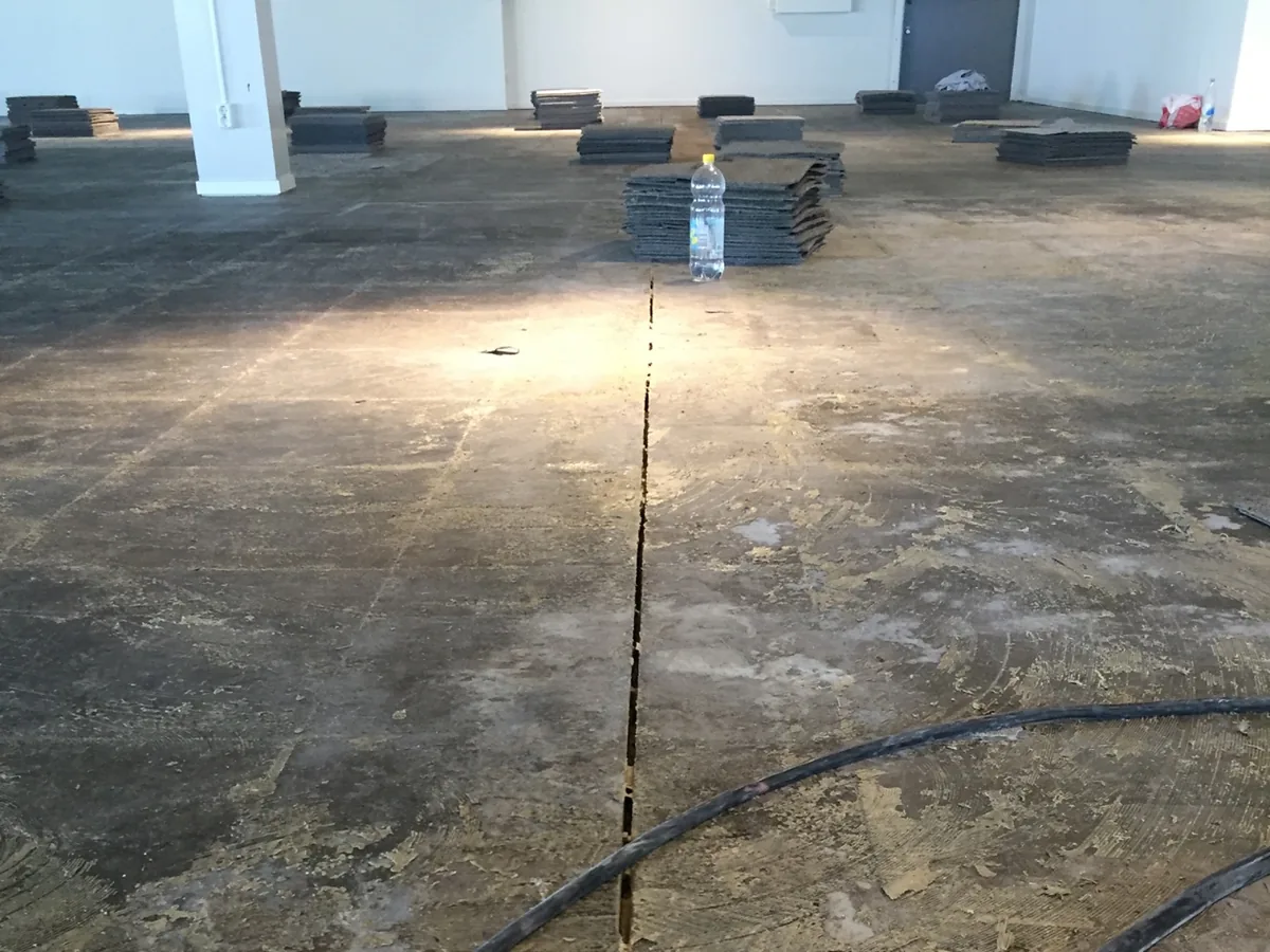 Betonggolv på IKEA Enebyängen efter borttagning av limmade mattor