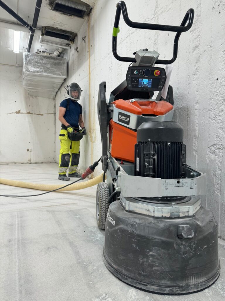 Betongslipning i källargång med Husqvarna golvslipmaskin