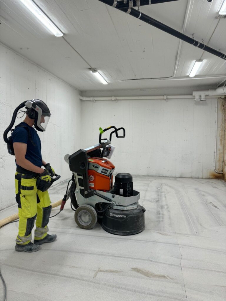 Golvslipning av betong i mindre källarutrymme