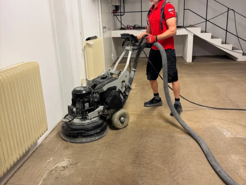 mapefloor-comfort-al-slipning-limrester Slipning av limrester efter rivning av korkmatta inför Mapefloor Comfort AL