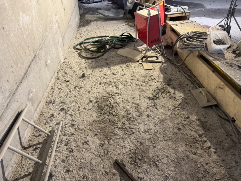 Ojämn betongyta före slipning i infrastrukturprojekt
