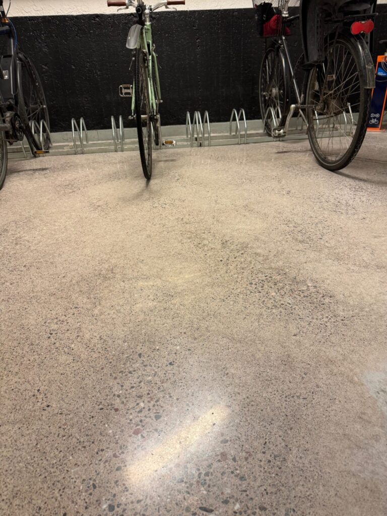 Polerat betonggolv i cykelrum Stockholm
