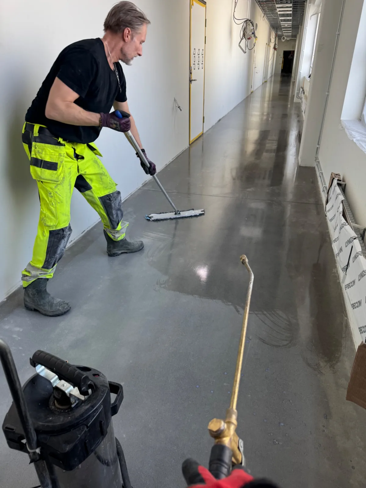Applicering av RetroGuard® fläck- och syraskydd på polerat betonggolv