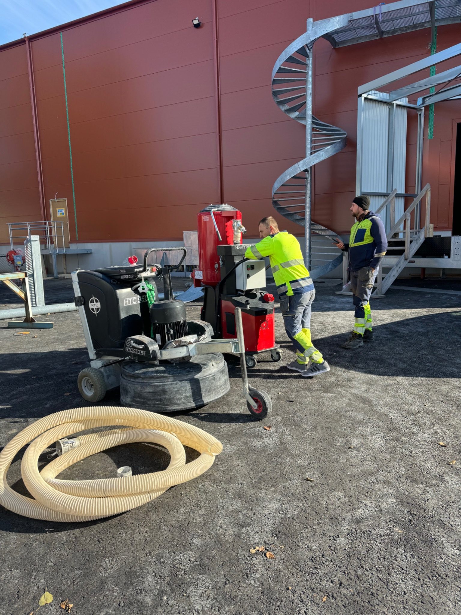 Leverans av HTC 950 RX betongslip och industridammsugare för uthyrning